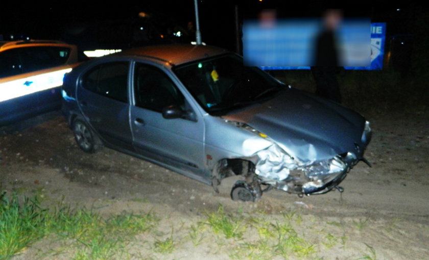 Pijany kierowca uciekał autem na trzech kołach