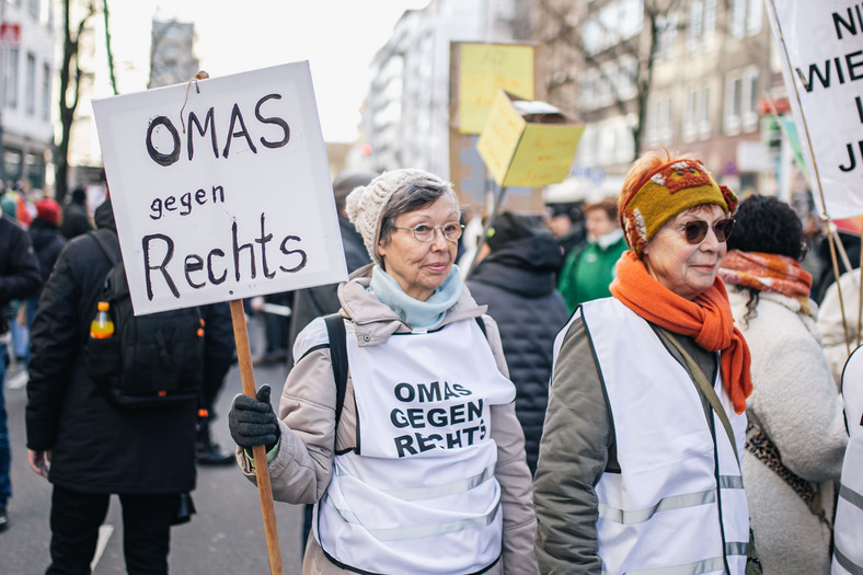 Ludzie trzymający transparenty na protestach przeciwko skrajnie prawicowej partii politycznej Alternatywa dla Niemiec (AfD), 27 stycznia 2024 r.