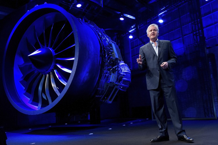 4. General Electric. Wydatki na lobbing w 2012 r.: 21.120 mln USD. GE to jedna z największych korporacji na świecie, której działalność obejmuje wiele różnych branż. Jej cztery główne segmenty to energetyka, infrastruktura i technologie, finanse oraz dobra konsumenckie. Działalność polityczna GE skupia się przede wszystkim na podatkach, obronności i budżecie federalnym. Firma znalazła się pod ostrzałem krytyki kiedy ujawniono, że w latach 2008-2010 wydała ponad 84 mln USD na lobbing, a jednocześnie nie płaciła odpowiednich podatków pomimo ogromnych zysków. Na zdjęciu Jeffrey Immelt, prezes General Electric.