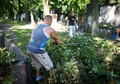 Więźniowie sprzątają cmentarz żydowski
