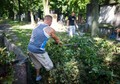 Więźniowie sprzątają cmentarz żydowski