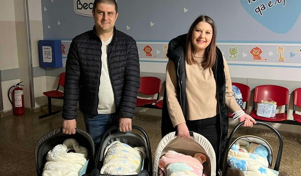 Srećni roditelji sa četvorkama