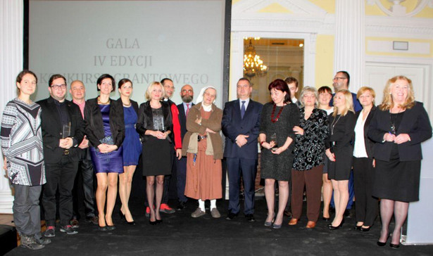 Laureaci IV edycji FSN, przedstawiciele kapituły konkursu (siostra Małgorzata Chmielewska i ksiądz Jacek Stryczek) oraz KRN (prezes Tomasz Janik i rzecznik Joanna Greguła)