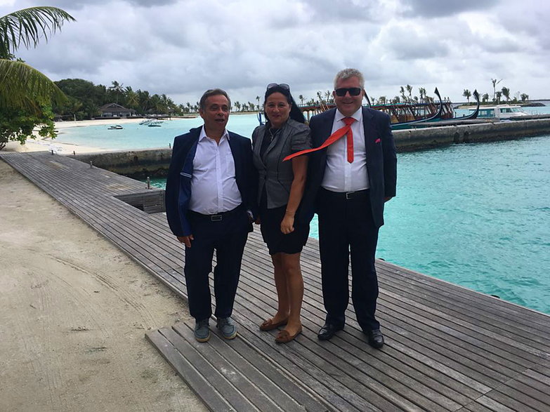 Nieoficjalna delegacja UE na Malediwach. Od lewej stoją: Henri Malosse, Madi Sharma i Ryszard Czarnecki, 2018 r.