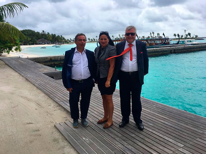 Nieoficjalna delegacja UE na Malediwach. Od lewej stoją: Henri Malosse, Madi Sharma i Ryszard Czarnecki, 2018 r.