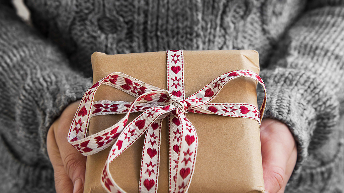 84 proc. Polaków kupuje świąteczne upominki, a ponad 16 proc. z nas tego nie robi. Według wyników badania Gumtree.pl wiele osób kupuje upominki przez internet, a najczęściej wybieranymi prezentami są kosmetyki i perfumy. 