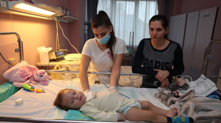 Krisztiánt átvitték egy másik klinikára: édesanyja, Julianna most már
reggeltől estig mellette lehet. Gyógytornász is foglalkozik a babával /Fotó: Weber Zsolt