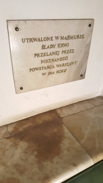 Utrwalone w marmurze ślady krwi przelanej przez nieznanego Powstańca Warszawy w 1944 roku.