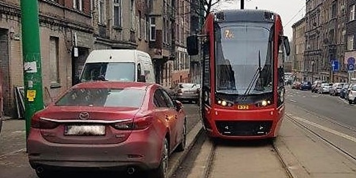 Tramwaje Śląskie grożą wysokimi karami za blokowanie przejazdu. 