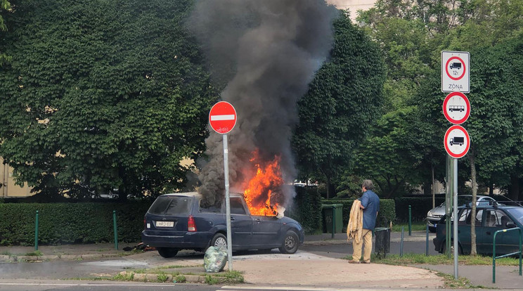 Kigyulladt egy autó a 9. kerületben / Fotó: Blikk