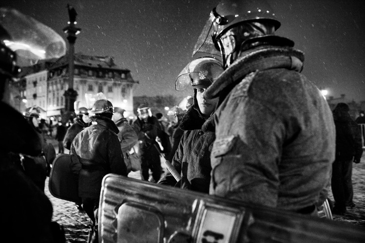 Rekonstrukcja walk z ZOMO na Placu Zamkowym