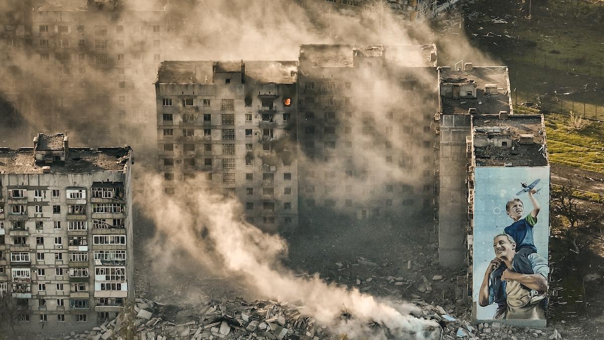 Na archívnej snímke z 26. apríla 2023 dym stúpa z obytných budov počas ťažkých bojov medzi ukrajinskou a ruskou armádou v meste Bachmut v Doneckej oblasti na východe Ukrajiny