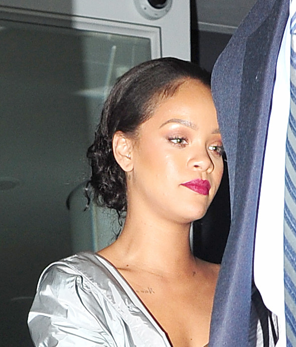 Rihanna w srebrnej sukience. Zaliczyła wpadkę modową?