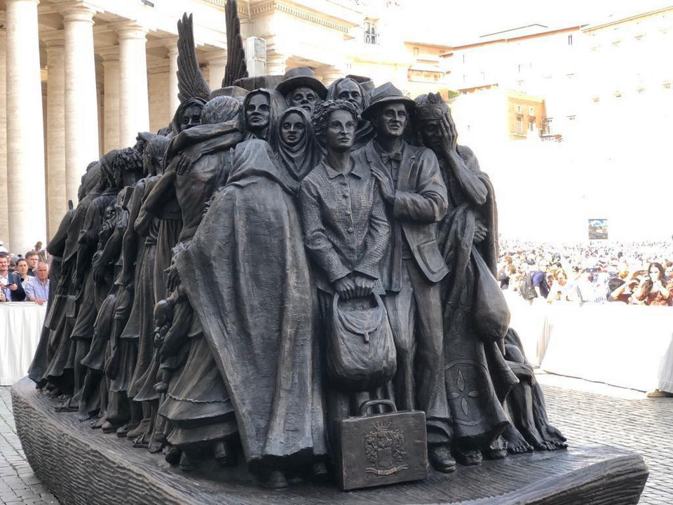 Rzeźba przedstawiającą tratwę z migrantami odsłonięta w Watykanie