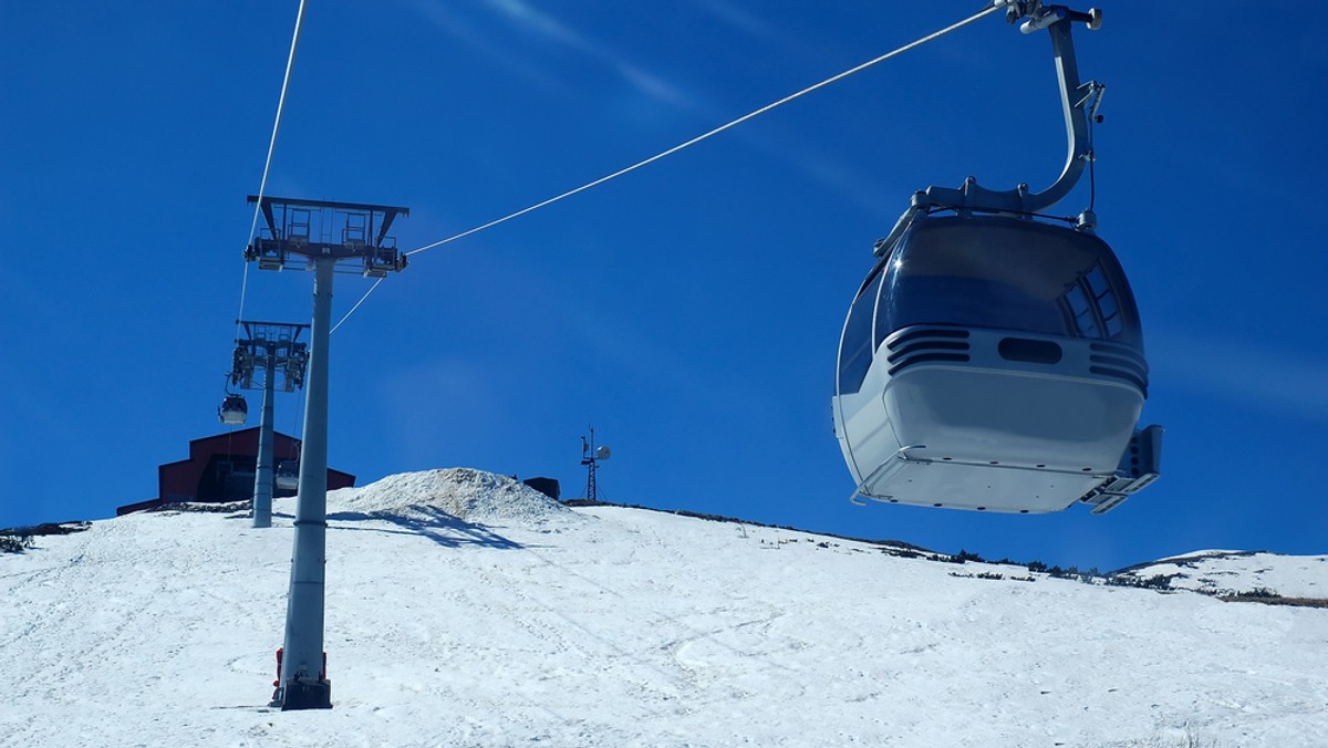 Przed nami widniały już przedmieścia Bormio, gdy na jednym ze skrzyżowań ujrzeliśmy długo wypatrywaną tabliczkę: Stelvio Pass. Via Stelvio wiedzie z początku w górę doliny niewielkiego potoku. Po śnieżnej zimie droga bywa nieprzejezdna nawet do czerwca czy lipca.