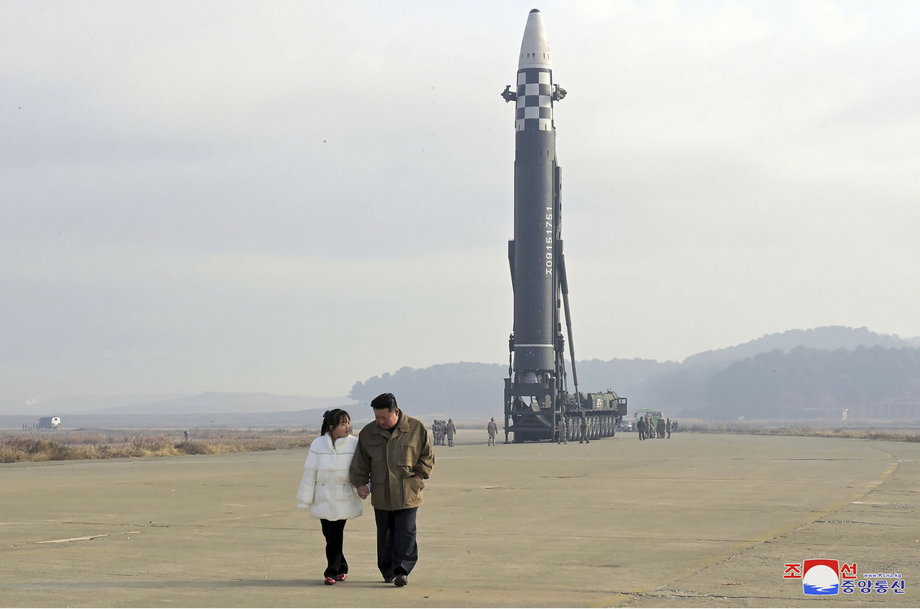 Foto: Przywódca Korei Północnej Kim Dzong Un i jego córka w miejscu wystrzelenia rakiety w Pjongjangu w listopadzie. 