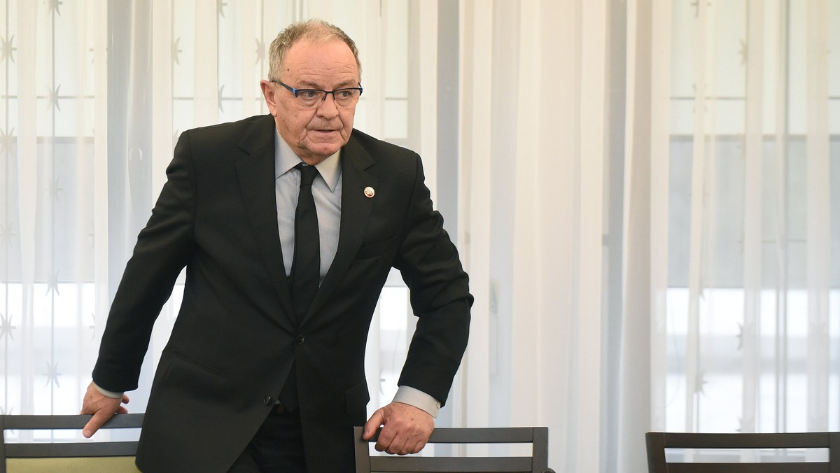 Senator Jerzy Fedorowicz zarzucił władzom klubu, że "wyrzuciły" go z loży prezydenckiej. Szefostwo Wisły słowami parlamentarzysty jest zaskoczone. Działacze odpowiadają, że senator dostał propozycję zasiadania w innej loży, jednak z niej nie skorzystał. Zamiast tego przyjął propozycję prezydenta Krakowa Jacka Majchrowskiego, który zaoferował Fedorowiczowi zasiadanie w specjalnym skyboxie prezydenckim.