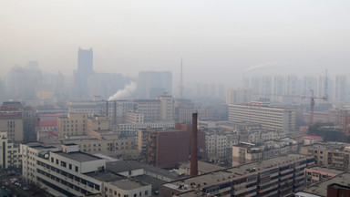 Chiny: smog w Pekinie - obowiązuje już czerwony alert