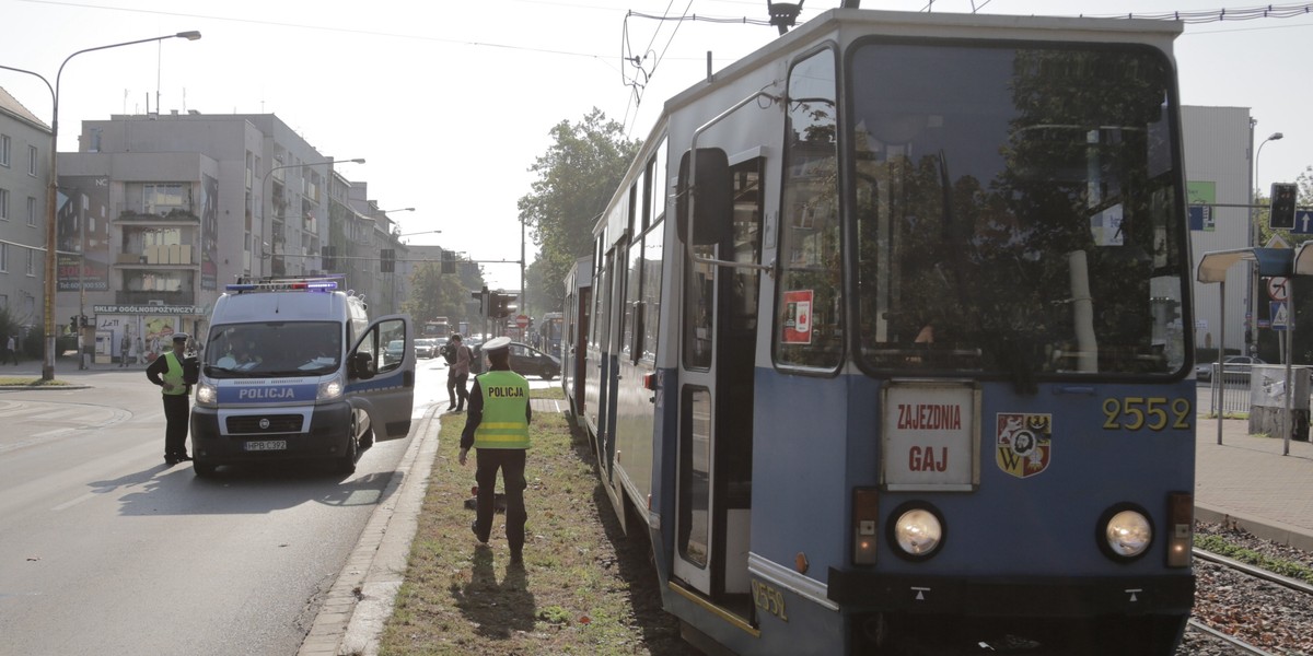 Pieszy wpadł pod tramwaj we Wrocławiu