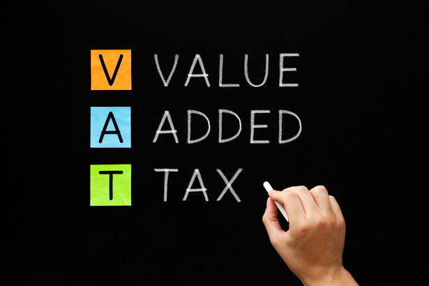 Czy umowa między Gminą a Spółką w zakresie udostępnienia infrastruktury podlega opodatkowaniu VAT?