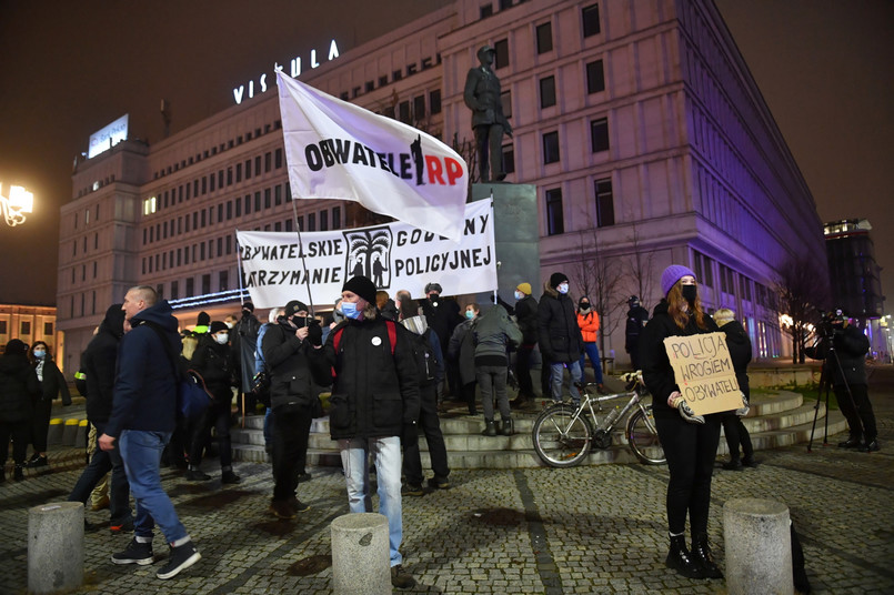 Uczestnicy protestu przeciwko zakazowi przemieszczania się w noc sylwestrową