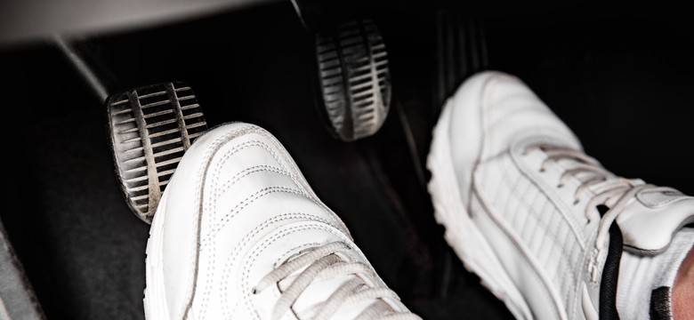 Używasz tylko lewego pedału przy ruszaniu? Sąd uderza w nawyk tysięcy kierowców