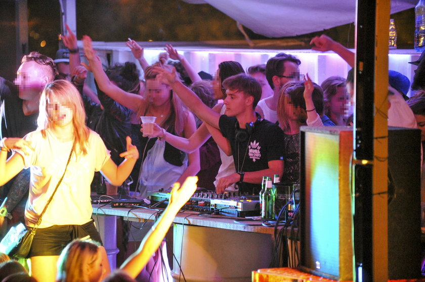 Maciej Musiał jako DJ na imprezie