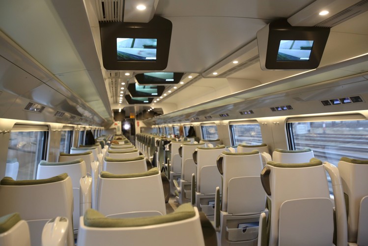Wnętrze pociągu Pendolino, który wyjechał 5 bm. ze stacji Warszawa Wschodnia. Pociąg Express InterCity Premium z dziennikarzami i ekspertami spółek Grupy PKP przejedzie dzisiaj trasą Warszawa-Gdańsk-Warszawa.<br><br> (zuz) PAP/Leszek Szymański