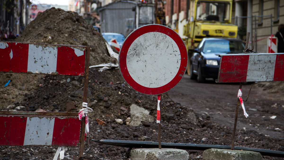Uwaga kierowcy! Kolejne zmiany w organizacji ruchu na ulicach Olsztyna. Drogowcy zamykają jeden z poprzecznych przejazdów przez remontowaną część ulicy Kościuszki.
