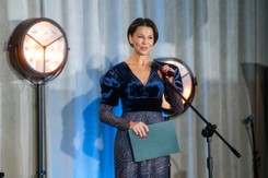 Zimowe memy z Anną Popek w kostiumie kąpielowym. 'Najważniejsze, że szalik jest' [FOTO]