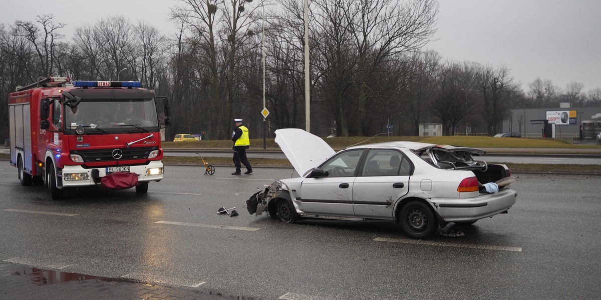 Osobówka wjechała w latarnię. Dachowanie na al. Jana Pawła II