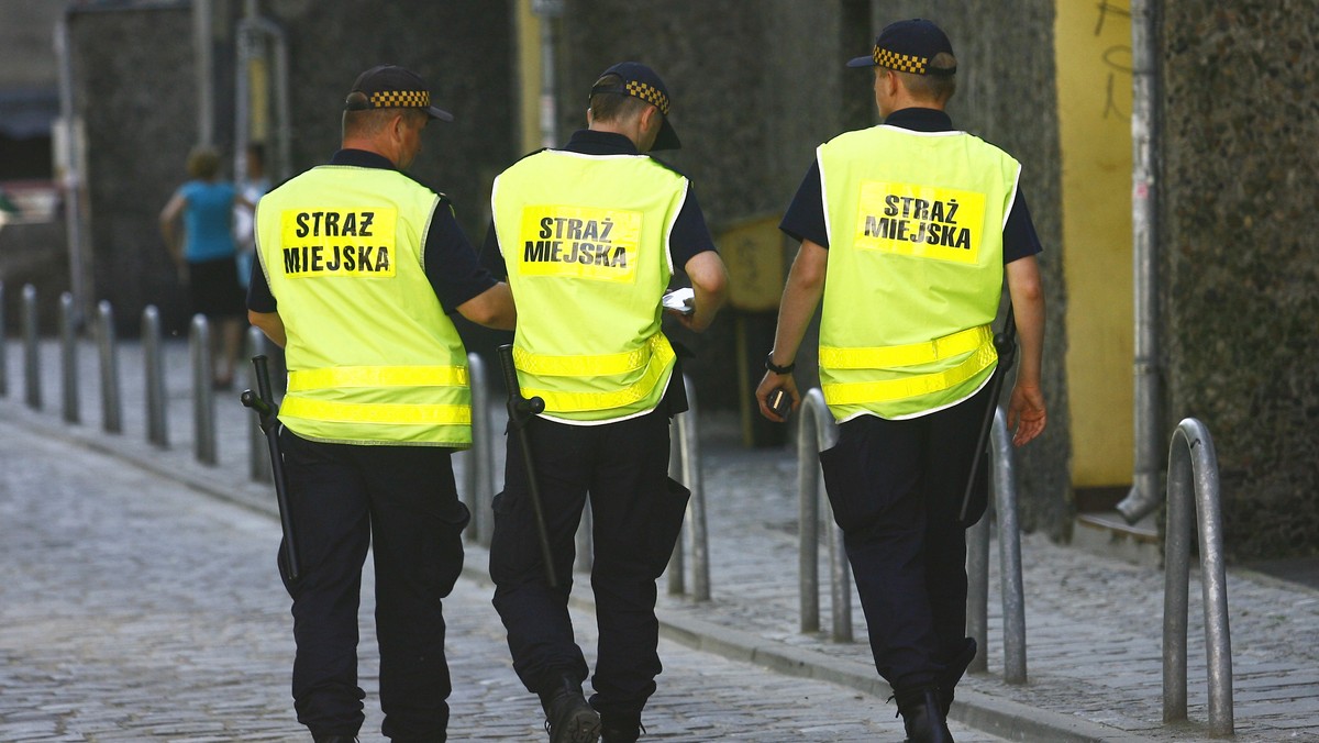 Z końcem kwietnia, po 25 latach straż miejska w Lubinie przestanie istnieć. Taką decyzję podjęli we wtorek radni miejscy. Zapewniają, że mieszkańcy miasta nie mają się czego obawiać. Miasto planuje wprowadzić w zastępstwie dodatkowe partole policji. Lubin to pierwsze miasto w Polsce, w którym pojawiła się straż miejska -informuje Fakt24.pl.