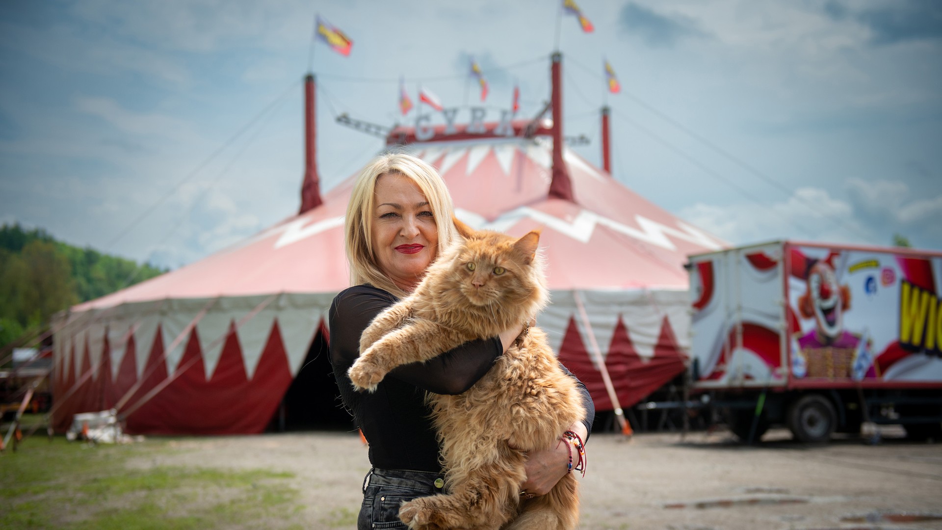 Mama dyrektora Cyrku Wictoria Jola Hakobyan z kotem Rudolfem