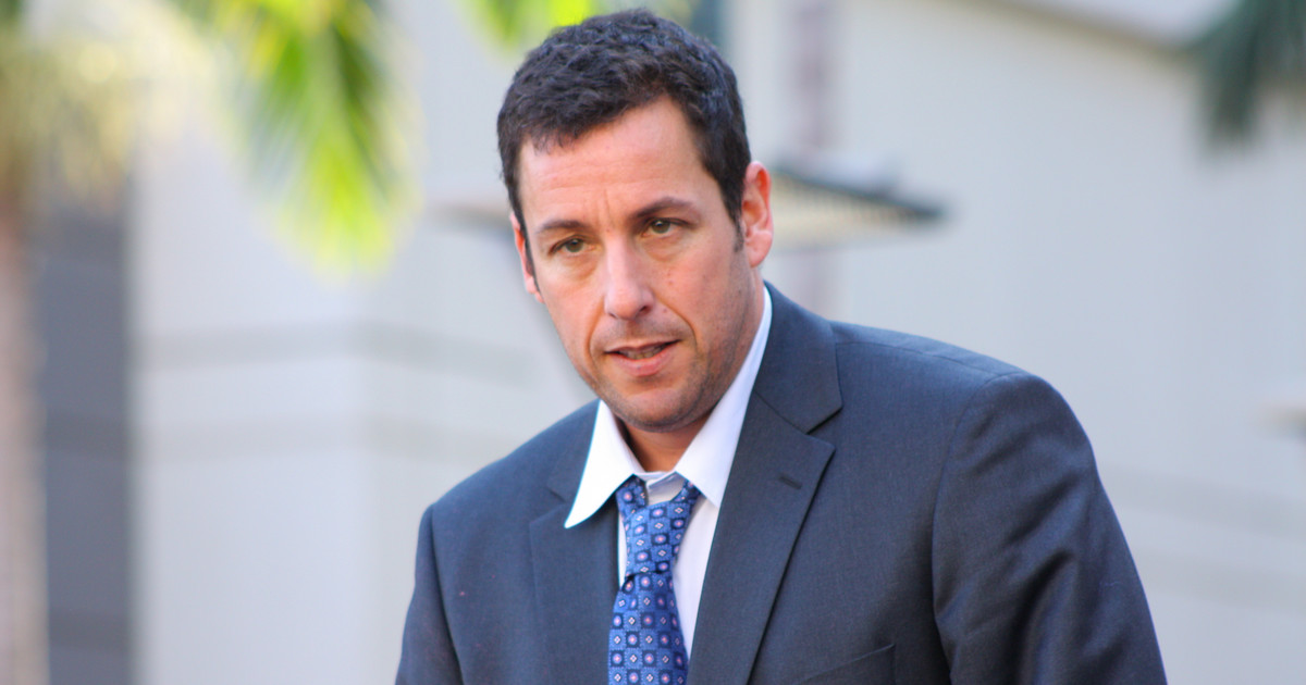 Adam Sandler está irreconocible.  Los fanáticos están preocupados por el actor.