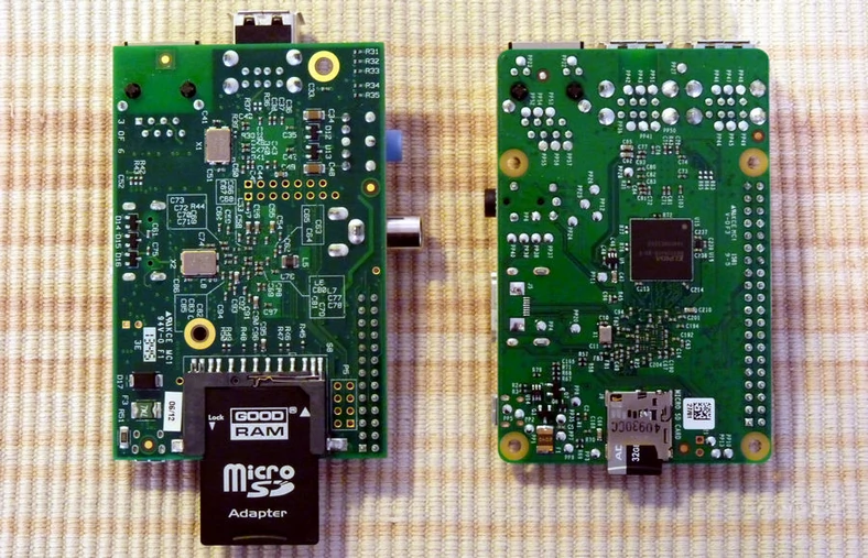 Raspberry Pi B (po lewej) i 2B (po prawej) pokazane od spodu. W starszym modelu karta SD wystaje z portu, przez co użytkownikom zdarzało się uszkodzić gniazdo. Pi 2B obsługuje mniejsze karty microSD