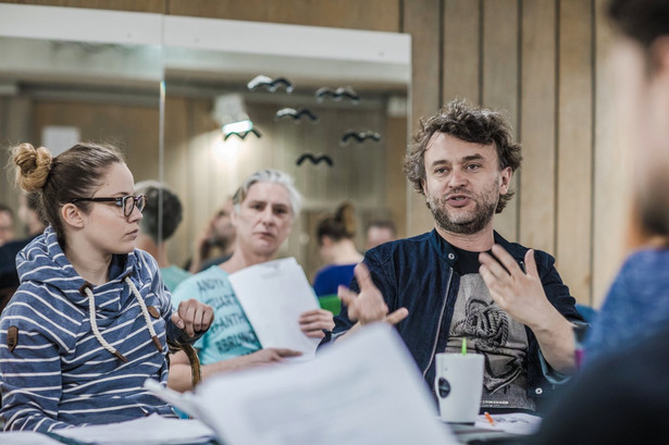 BEM! jest koprodukcją aż trzech teatrów: Syreny, Pożaru w Burdelu i Teatru im. S. Żeromskiego w Kielcach, i we wrześniu cała inscenizacja zostanie przeniesiona do Kielc. Następnie będzie „podróżować” pomiędzy Warszawą a Kielcami. Fot. Kasia Chmura