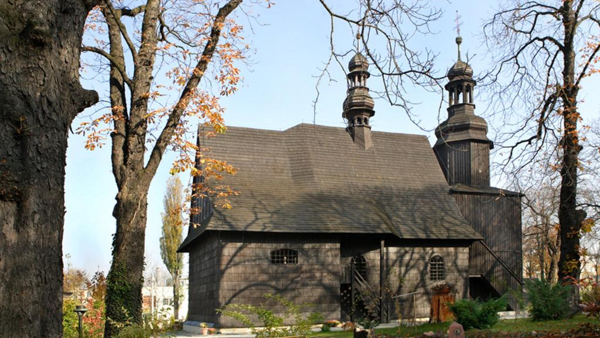 Drewniane kościoły objęte ochroną pochodzą z XVI-XVIII wieku i stanowią jeden z najciekawszych zespołów zabytków w regionie. Cechują je unikatowe rozwiązania architektoniczne w skali Polski i Europy. Stanowią jedną z największych atrakcji turystycznych regionu.
