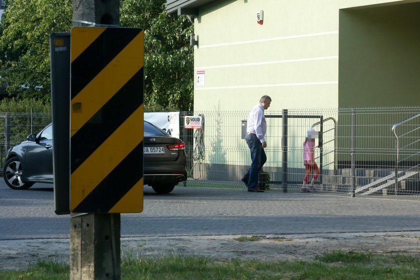 Dyrektor od Błaszczaka limuzyną rozwozi dzieci i łamie prawo!