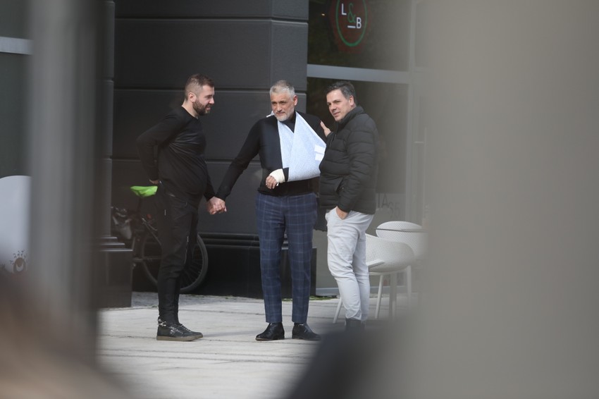 Čeda i Aca Kos se drže za ruke