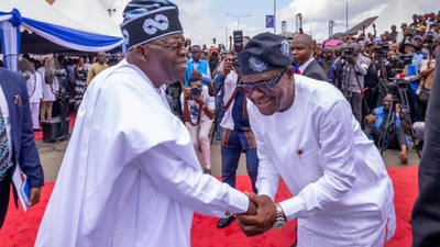 Bola Tinubu (left) shakes hands with Nyesom Wike (right) [Twitter/@officialABAT]