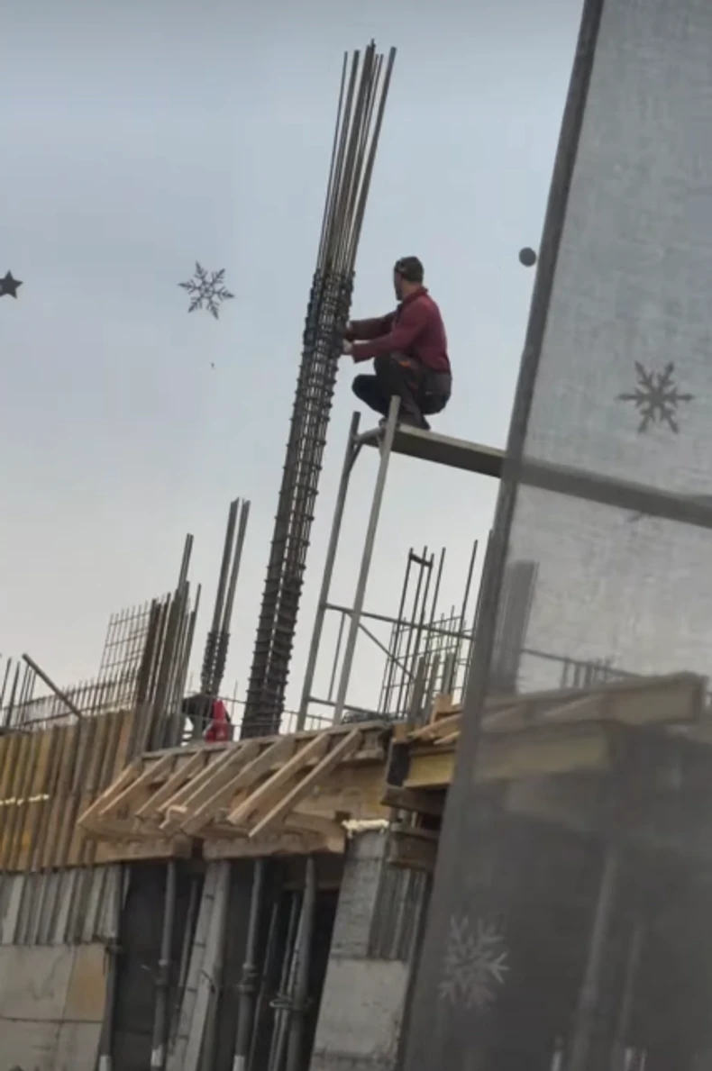 Oduševljena izgledom momka koji radi na građevini