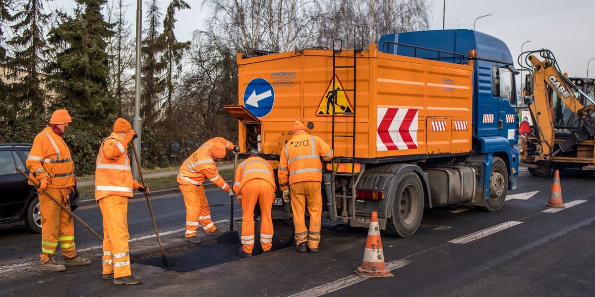 Drogowcy łatają dziury po zimie