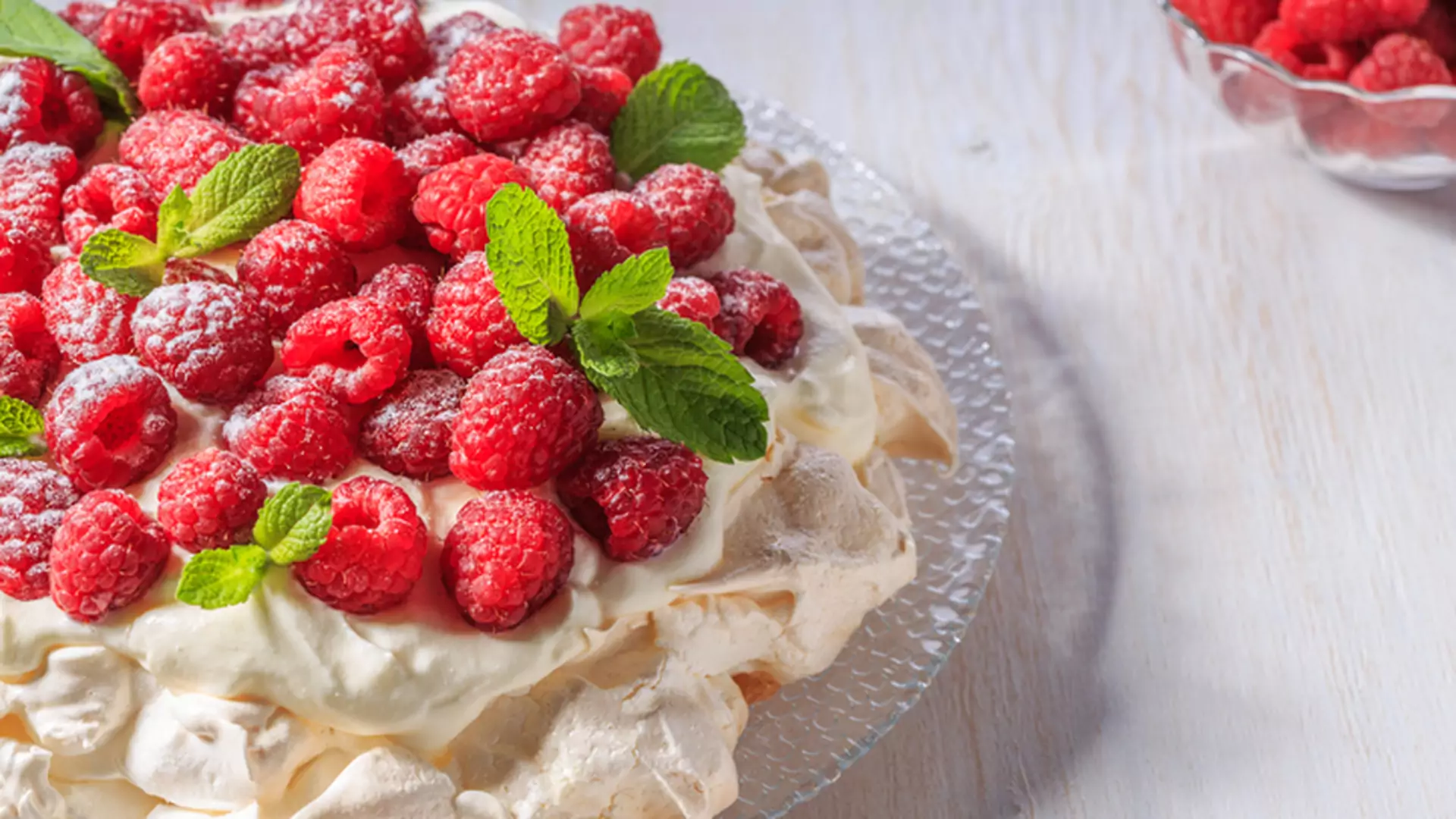 Jak zrobić domowy tort bezowy z mascarpone? Łatwy przepis