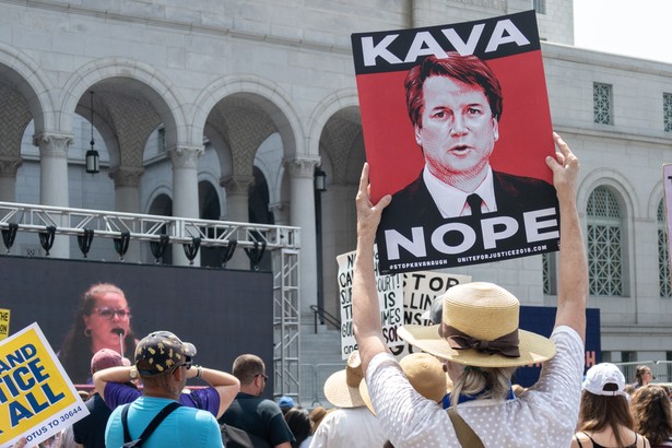 Kavanaugh przed komisją bronił się fatalnie. Lawirował, stronił od odpowiedzi na ważne pytania – przede wszystkim na pytanie o to, czy zgadza się, by śledztwo w jego sprawie prowadziło FBI.