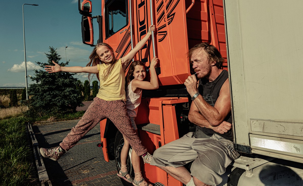 Eryk Lubos, Polina Gromova i Klaudia Kurak w filmie "Tata"