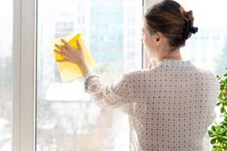 Nie wyrzucaj do kosza, umyj nią okna. Ten sposób z czasów PRL sprawi, że będą lśniły