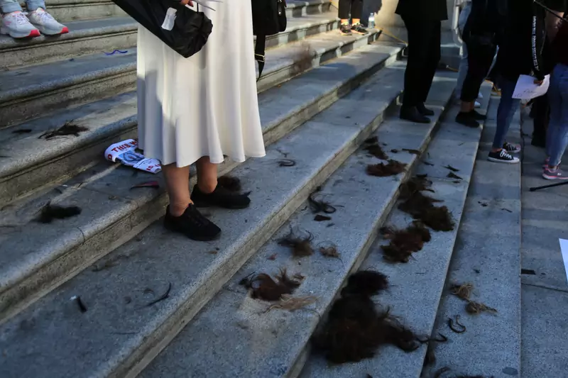 Kobiety golą głowy, solidaryzując się z Mahsą Amin, zatrzymaną za &quot;niewystarczające zakrycie włosów hidżabem&quot;. Na zdjęciu protest w Kanadzie / Getty Images