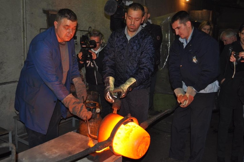 Prvo se mulj prži i drobi, onda se topi, pa se iz njega izdvajaju plemeniti metali