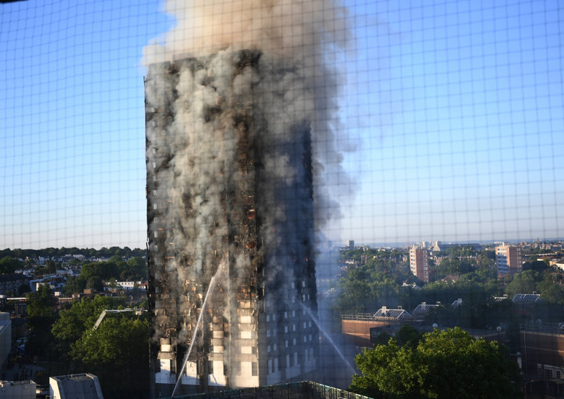 Ok. 200 strażaków walczy w środę rano z pożarem 27-piętrowego apartamentowca Grenfell Tower w zachodnim Londynie