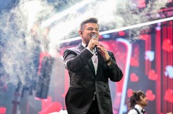 To nagranie podbija internet. Ksiądz tańczy boso do hitu Zenka Martyniuka [WIDEO]